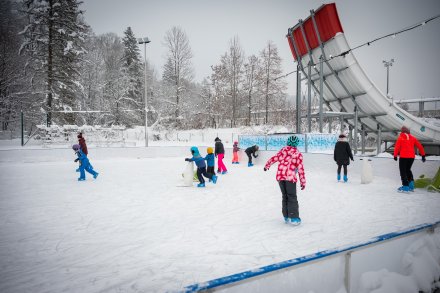 Łyżwiarze na lodowisku